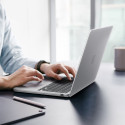 Pouzdro Spigen AirSkin pro MacBook Air 13" 2023-2026 - průhledné