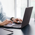 Pouzdro Spigen AirSkin pro MacBook Pro 14 (2021–2026) - poloprůhled