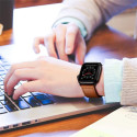 Řemínek Tech-Protect LeatherFit pro Apple Watch 8 / 9 / 10 / 11 / SE / Ultra (44 / 45 / 46 / 49 mm) – hnědý