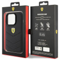 Pouzdro Ferrari QUILTED METAL LOGO pro iPhone 15 Pro